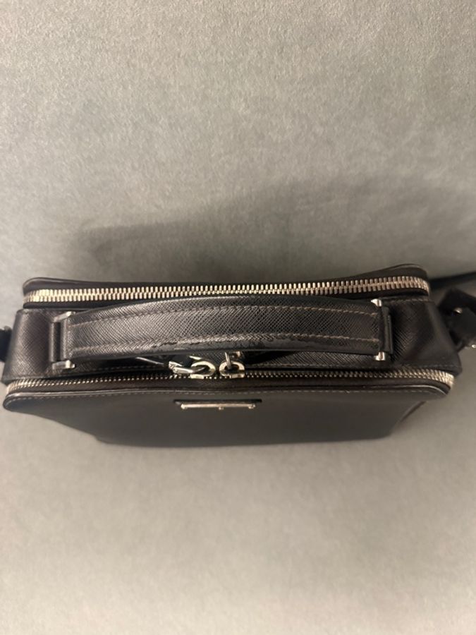 PRADA Saffiano 牛皮肩背郵差包-17
