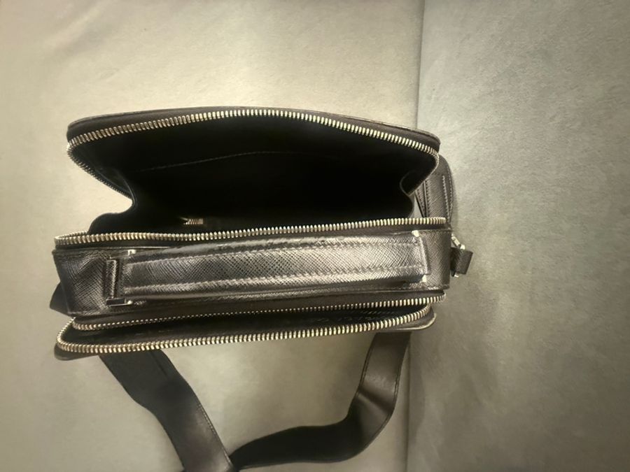 PRADA Saffiano 牛皮肩背郵差包-18