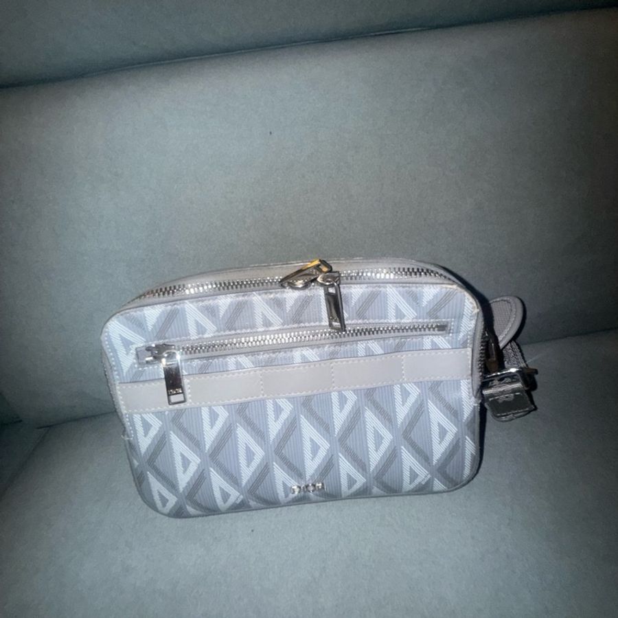 DIOR Hit the Road Gravity 緹花圖騰郵差包-1