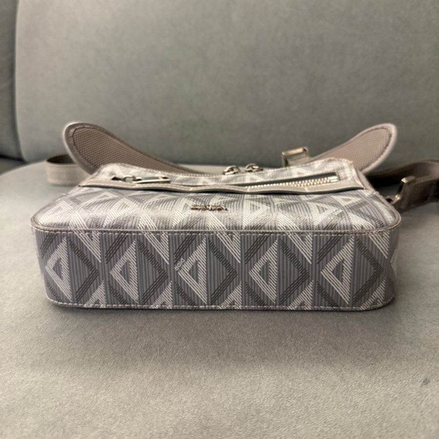 DIOR Hit the Road Gravity 緹花圖騰郵差包-11