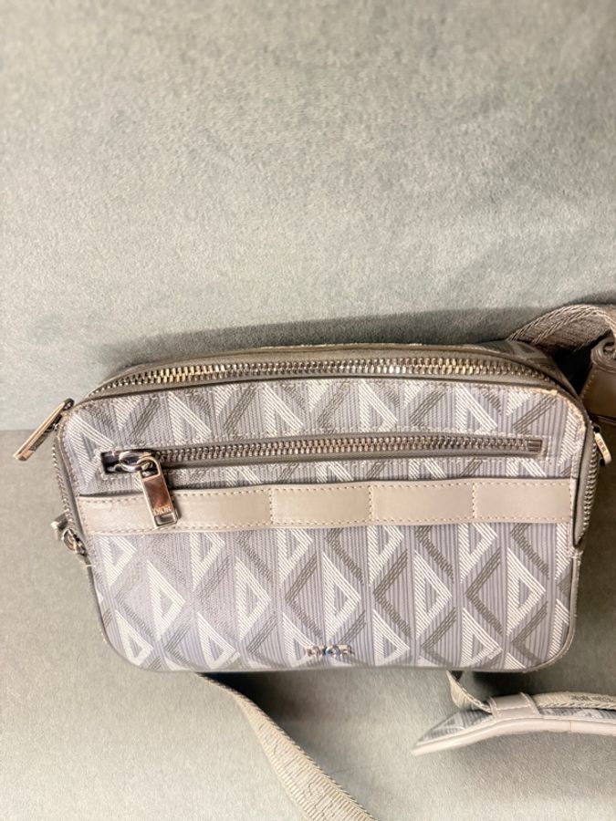 DIOR Hit the Road Gravity 緹花圖騰郵差包-18