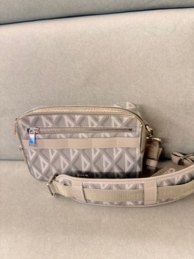 DIOR Hit the Road Gravity 緹花圖騰郵差包-19