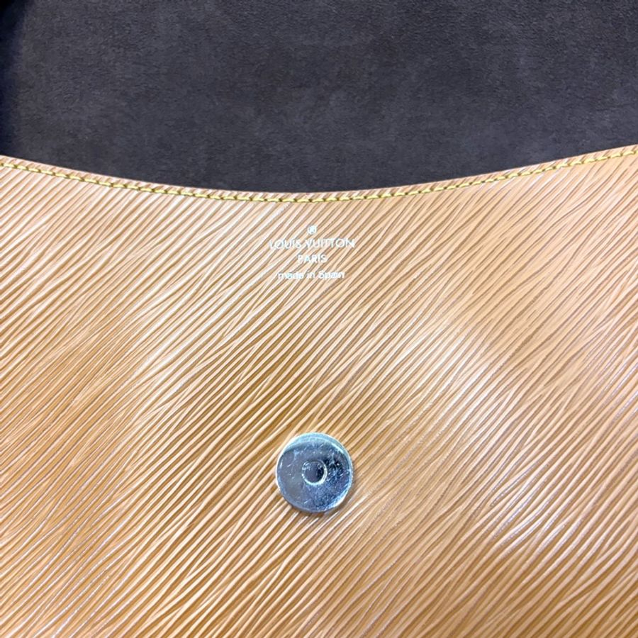 LV 蜜黃EPI牛皮大logo下蓋Buci法棍包M59459-13