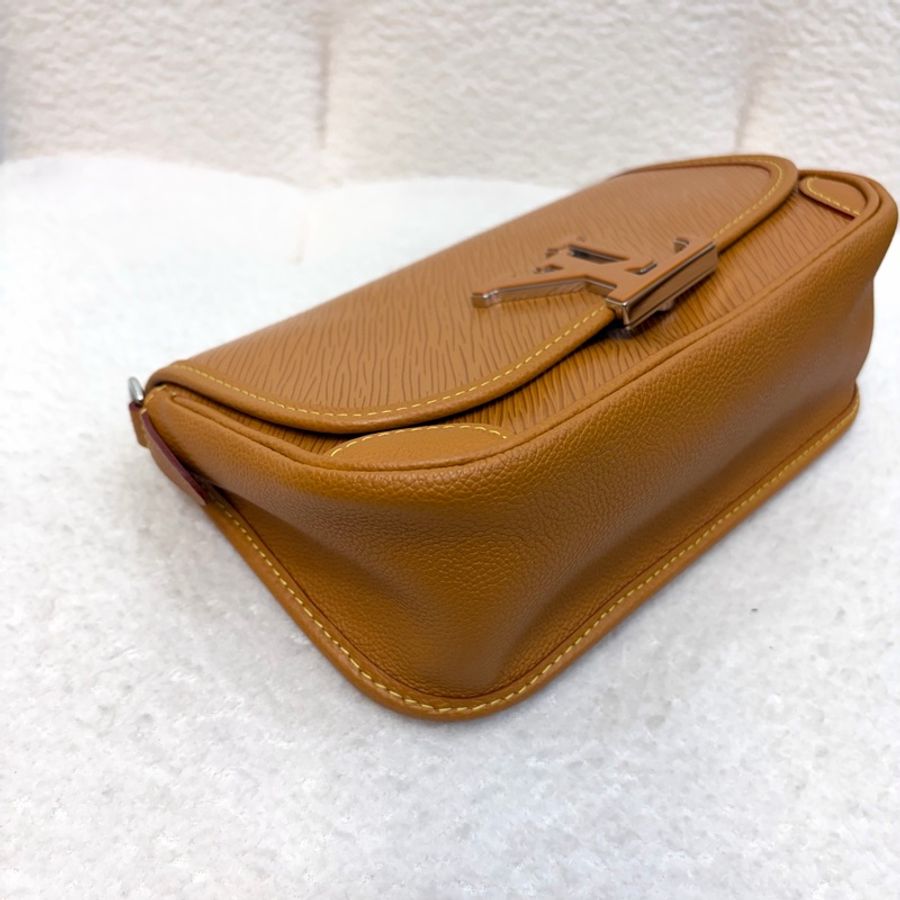LV 蜜黃EPI牛皮大logo下蓋Buci法棍包M59459-18