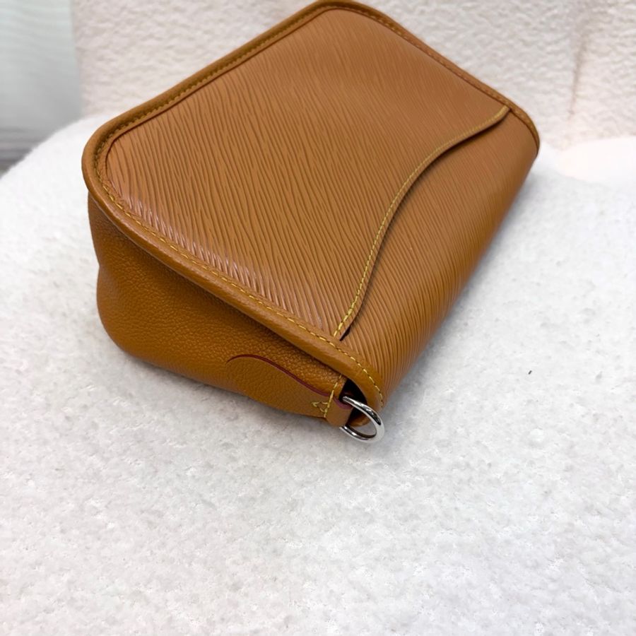 LV 蜜黃EPI牛皮大logo下蓋Buci法棍包M59459-22