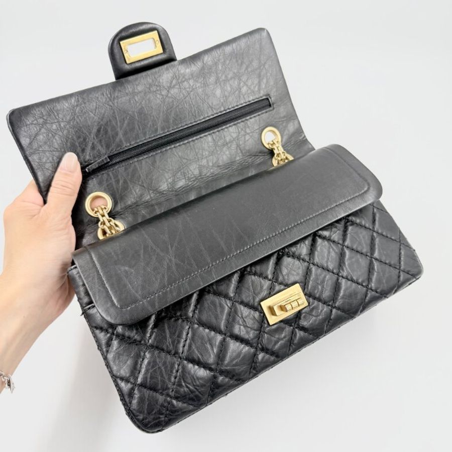 CHANEL - 黑色金釦牛皮2.55 24cm肩側背包-11