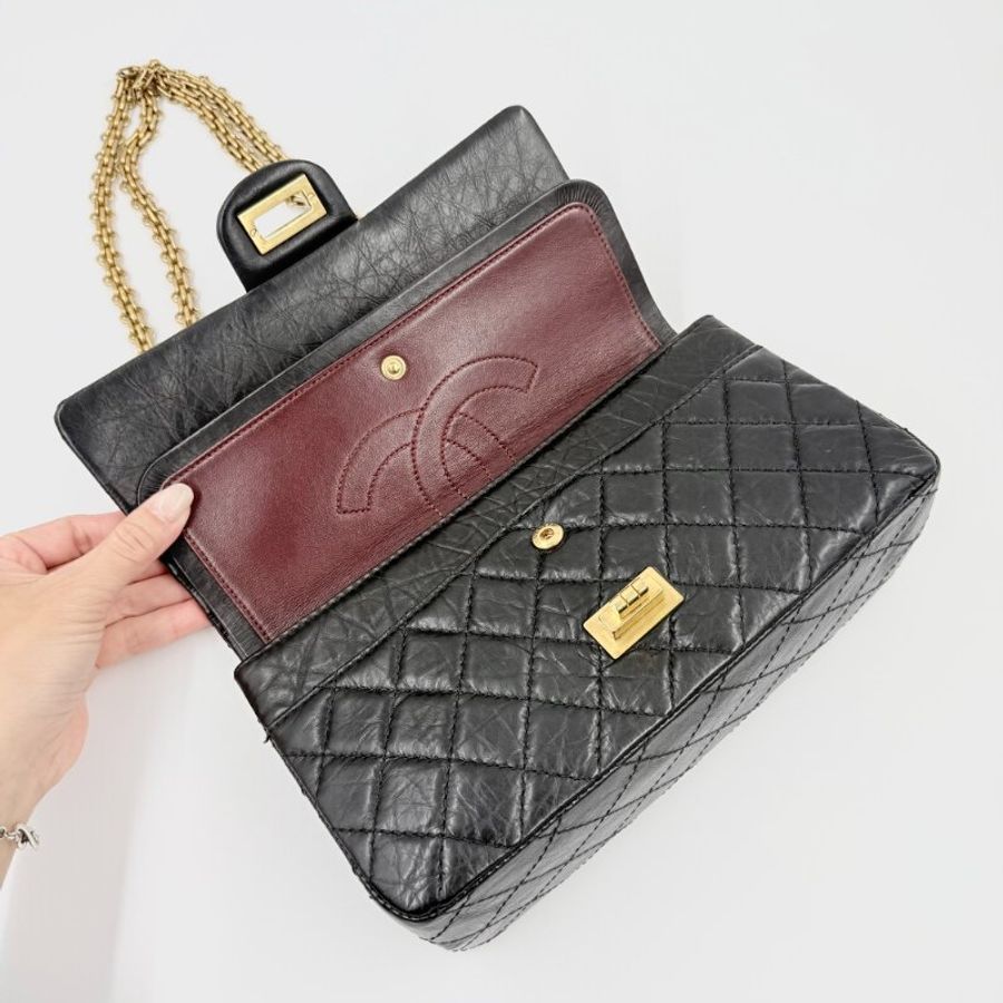 CHANEL - 黑色金釦牛皮2.55 24cm肩側背包-12