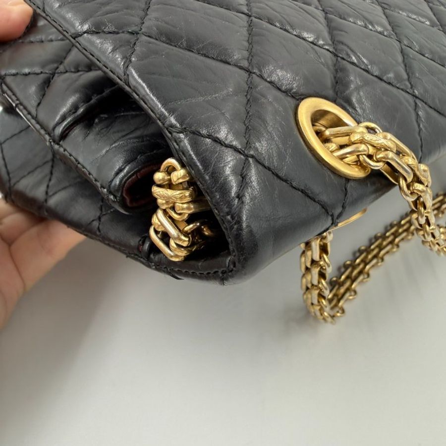 CHANEL - 黑色金釦牛皮2.55 24cm肩側背包-15