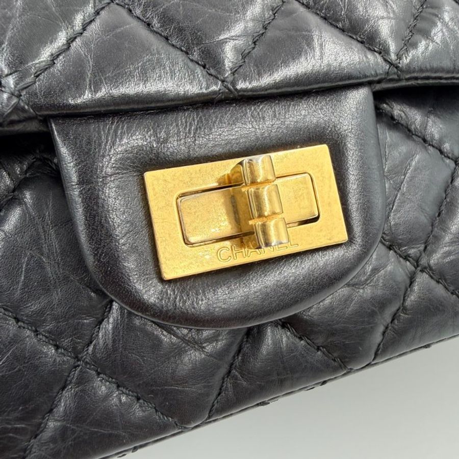 CHANEL - 黑色金釦牛皮2.55 24cm肩側背包-17