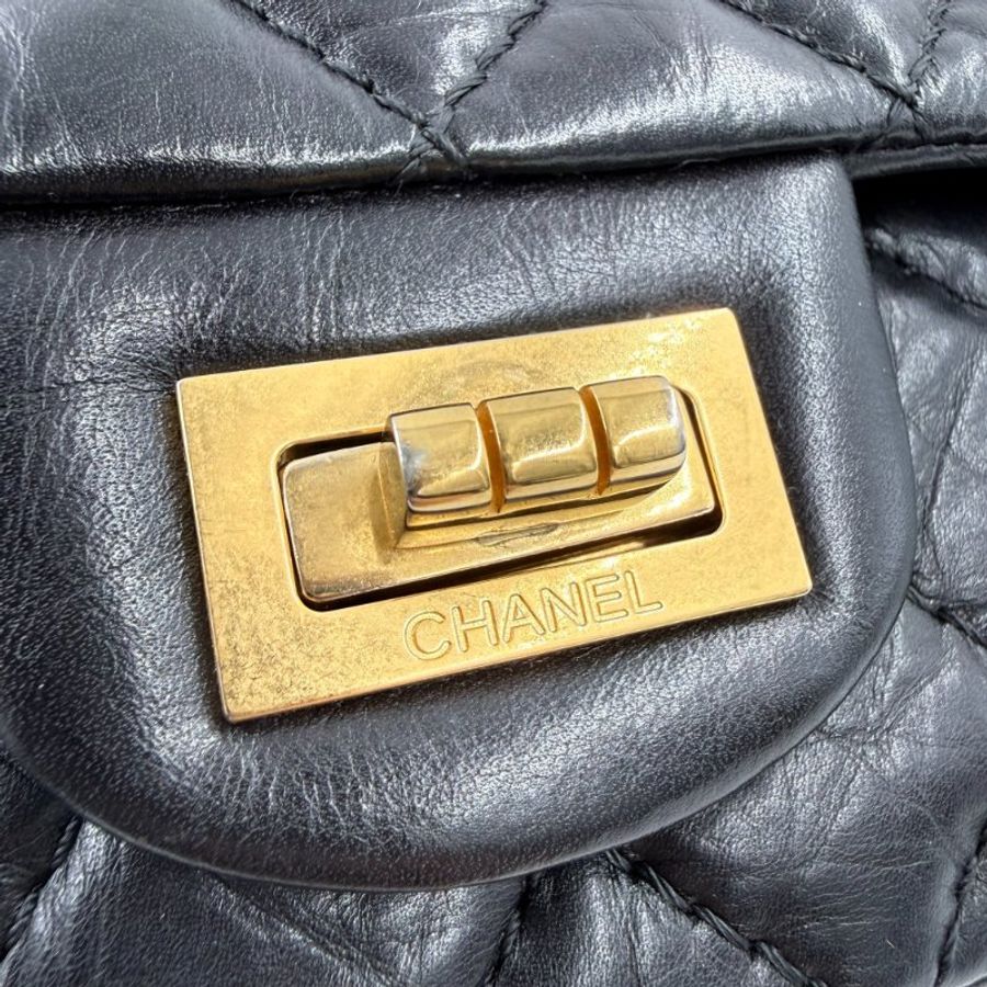 CHANEL - 黑色金釦牛皮2.55 24cm肩側背包-18