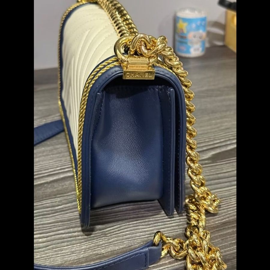 Chanel Boy 25 中號 19C限量海軍藍白拼色 編織金絲線 小牛皮 無卡【無保卡附查碼圖/極致大全配】(附限定黑金山茶花、原廠紙袋)-4