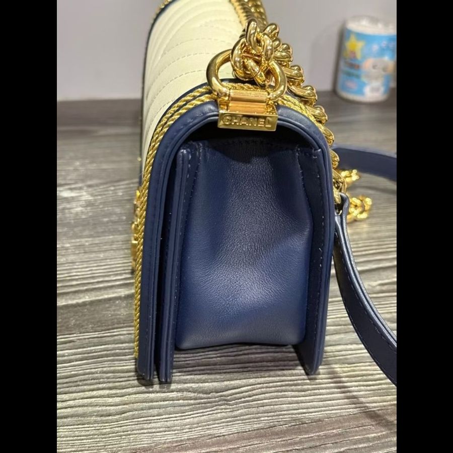 Chanel Boy 25 中號 19C限量海軍藍白拼色 編織金絲線 小牛皮 無卡【無保卡附查碼圖/極致大全配】(附限定黑金山茶花、原廠紙袋)-5