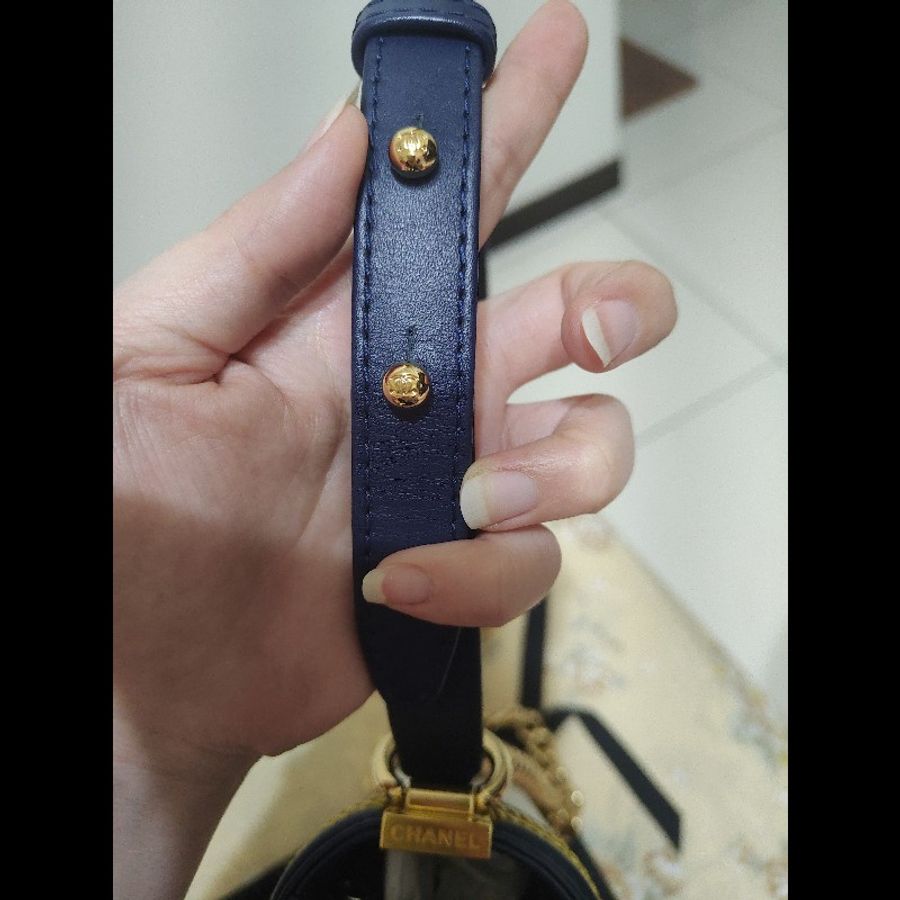 Chanel Boy 25 中號 19C限量海軍藍白拼色 編織金絲線 小牛皮 無卡【無保卡附查碼圖/極致大全配】(附限定黑金山茶花、原廠紙袋)-18