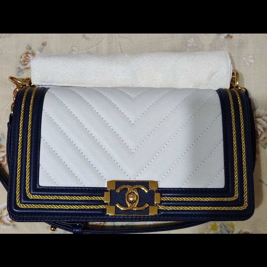 Chanel Boy 25 中號 19C限量海軍藍白拼色 編織金絲線 小牛皮 無卡【無保卡附查碼圖/極致大全配】(附限定黑金山茶花、原廠紙袋)-20