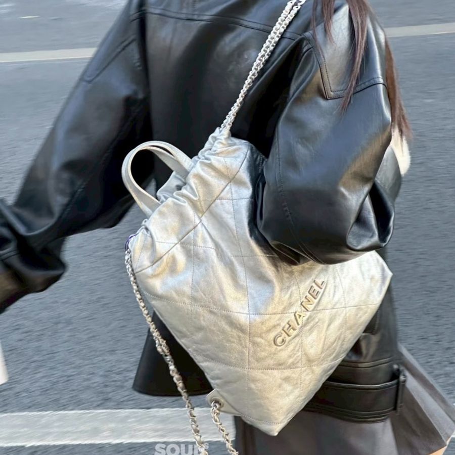 全新全配🪩#Chanel #22bag小號 #太空銀雙肩包 #晶片款-1
