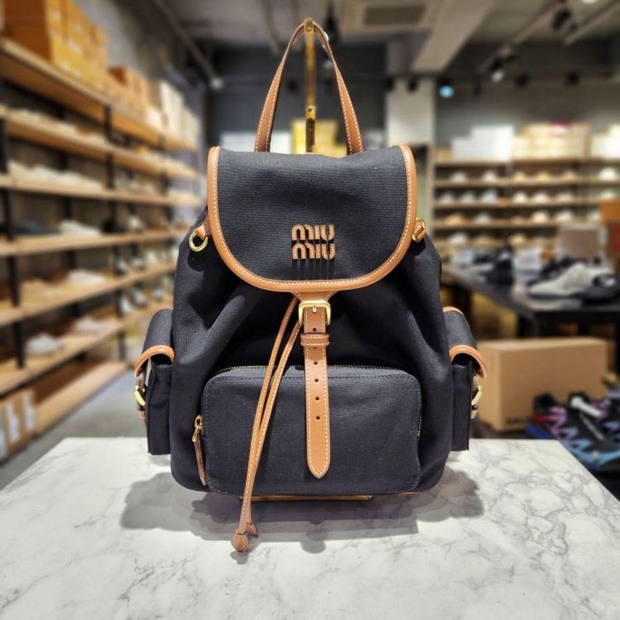 ⏰當季全新品 專櫃8萬🌺Miu Miu 5BZ042 帆布拼皮革多口袋後背包 矢車菊藍色/白蘭地色-1