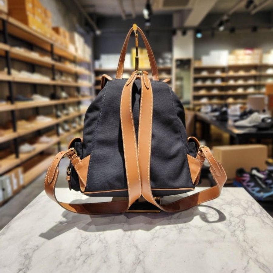 ⏰當季全新品 專櫃8萬🌺Miu Miu 5BZ042 帆布拼皮革多口袋後背包 矢車菊藍色/白蘭地色-3