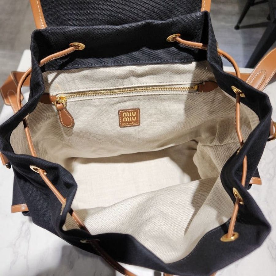⏰當季全新品 專櫃8萬🌺Miu Miu 5BZ042 帆布拼皮革多口袋後背包 矢車菊藍色/白蘭地色-5