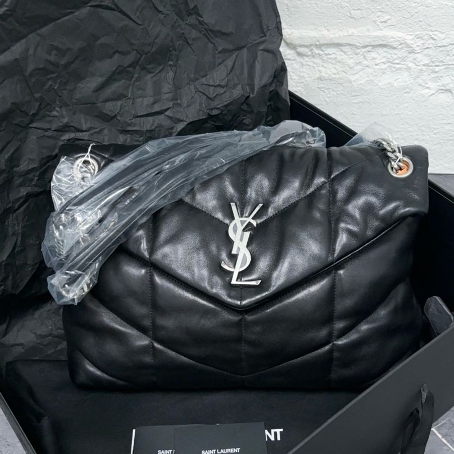 99新 未使用 YSL聖羅蘭 Puffer雲朵包 經典黑銀配色 手感軟糯 自帶慵懶鬆弛感 rose同款 尺寸:33*23*13-0