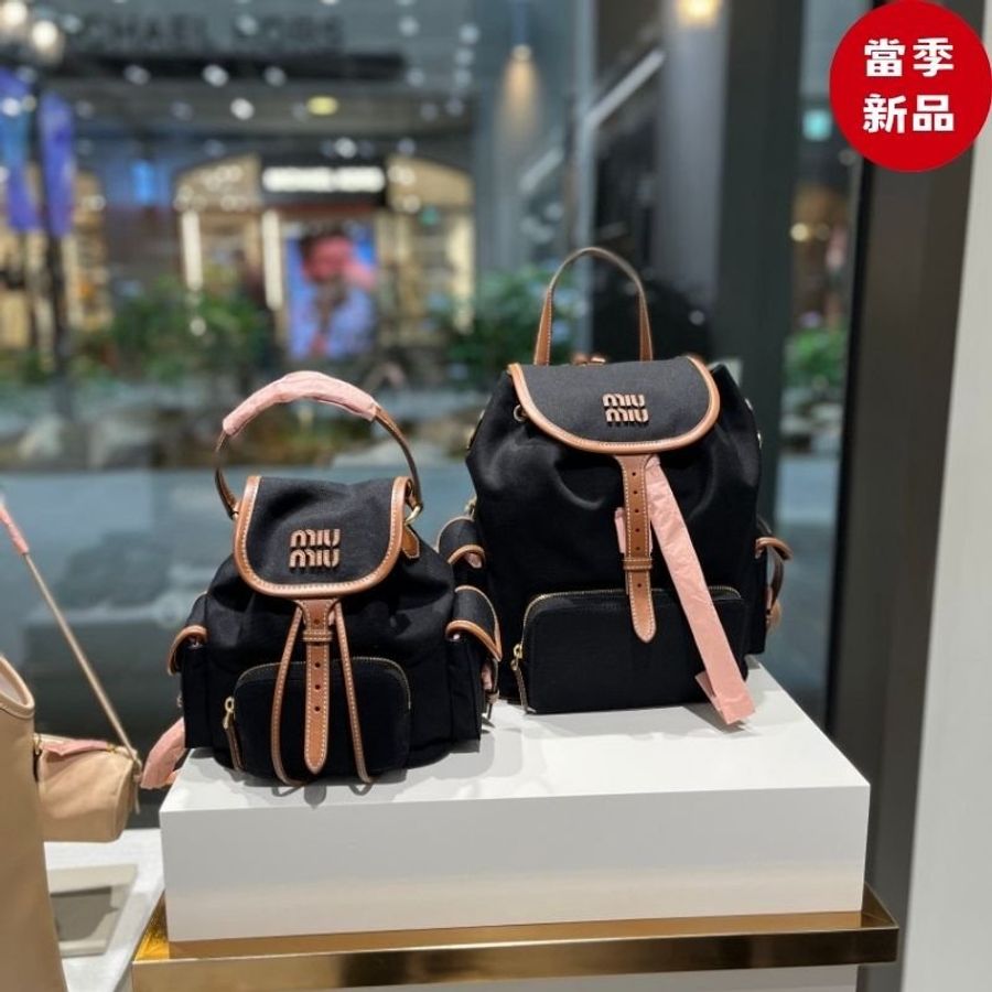 ⏰全新品特賣 專櫃7萬2🌺Miu Miu 5BZ043 迷你帆布拼皮革多口袋後背包 矢車菊藍色/白蘭地色-0