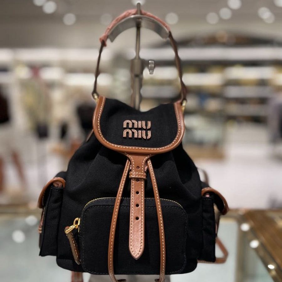 ⏰全新品特賣 專櫃7萬2🌺Miu Miu 5BZ043 迷你帆布拼皮革多口袋後背包 矢車菊藍色/白蘭地色-1