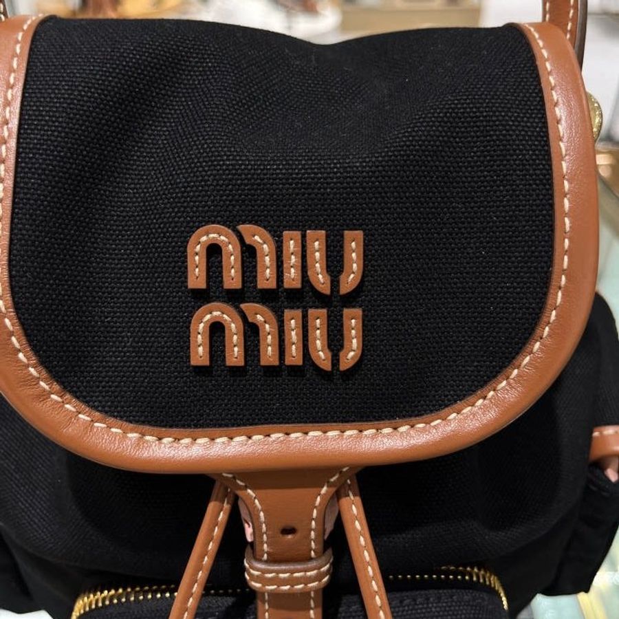 ⏰全新品特賣 專櫃7萬2🌺Miu Miu 5BZ043 迷你帆布拼皮革多口袋後背包 矢車菊藍色/白蘭地色-4