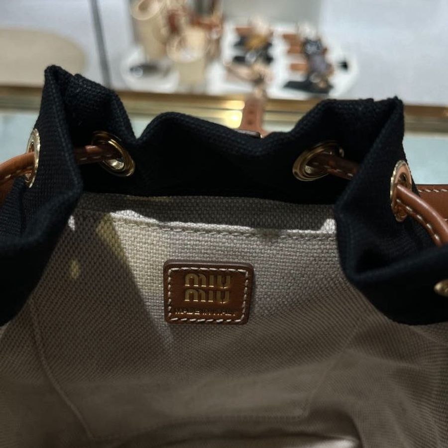 ⏰全新品特賣 專櫃7萬2🌺Miu Miu 5BZ043 迷你帆布拼皮革多口袋後背包 矢車菊藍色/白蘭地色-6