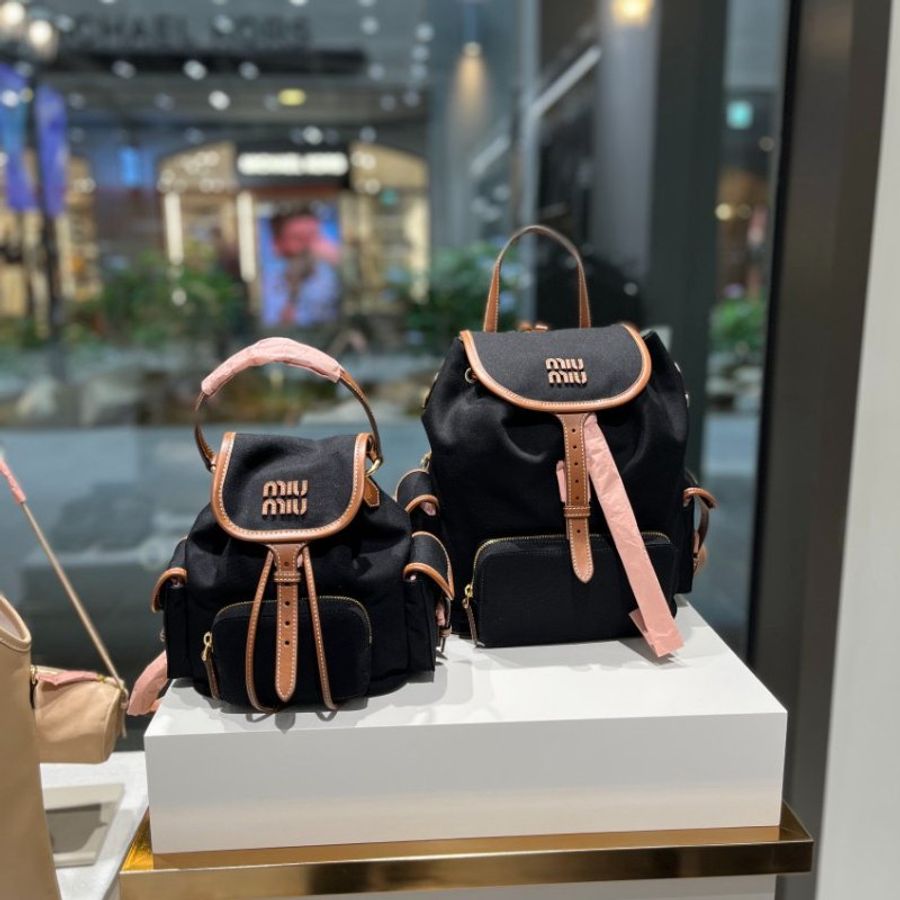 ⏰全新品特賣 專櫃7萬2🌺Miu Miu 5BZ043 迷你帆布拼皮革多口袋後背包 矢車菊藍色/白蘭地色-7