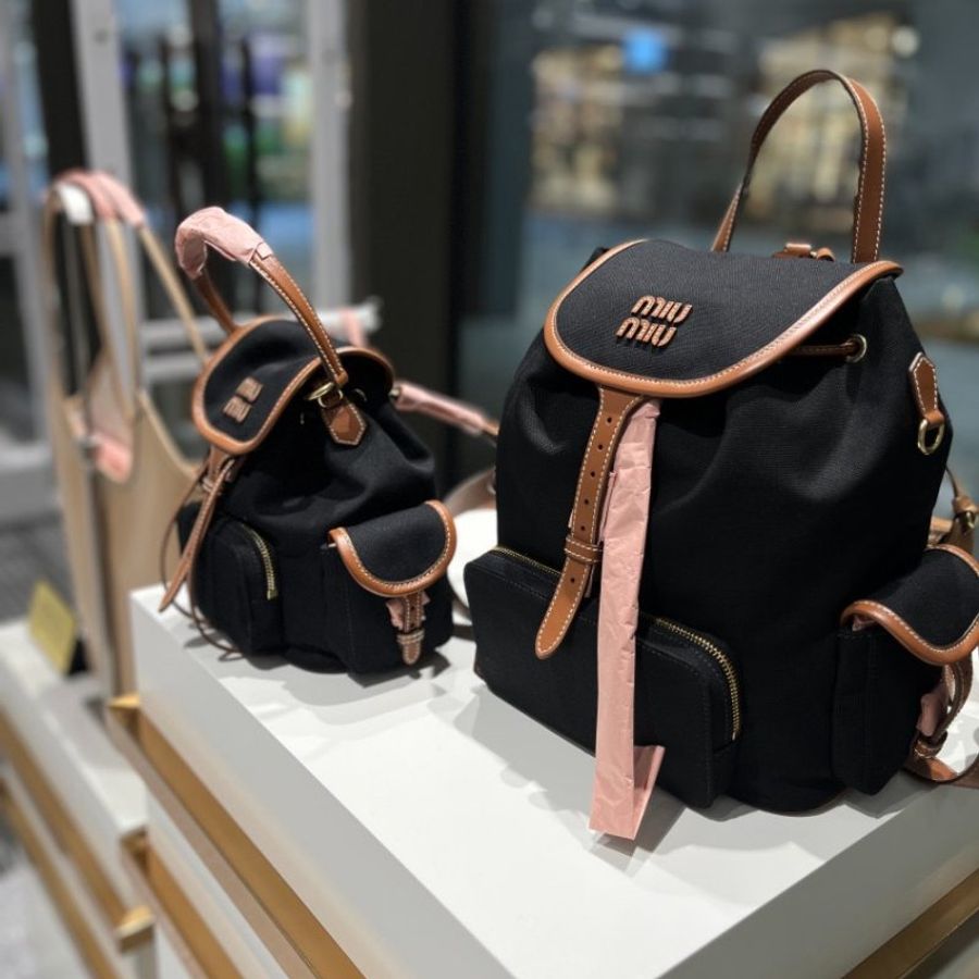 ⏰全新品特賣 專櫃7萬2🌺Miu Miu 5BZ043 迷你帆布拼皮革多口袋後背包 矢車菊藍色/白蘭地色-8