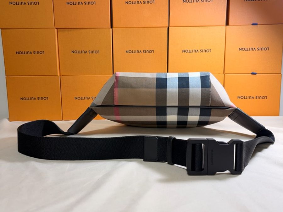 ✨近新閒置 Burberry 巴寶莉 新款 格紋大腰包/胸包-6