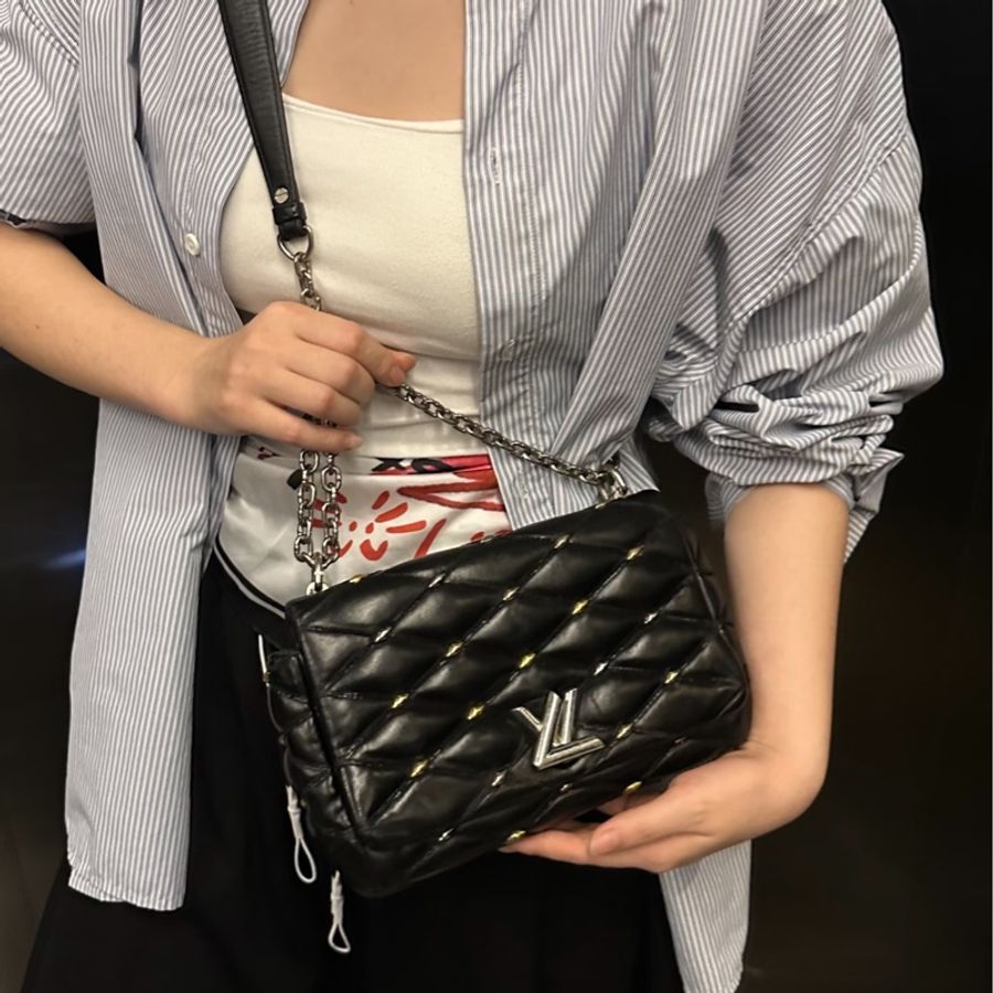Louis Vuitton • 經典Twist 黑銀羊皮卯釘鏈條包-1