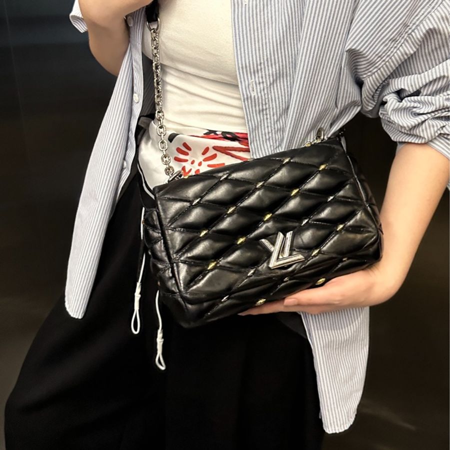Louis Vuitton • 經典Twist 黑銀羊皮卯釘鏈條包-2