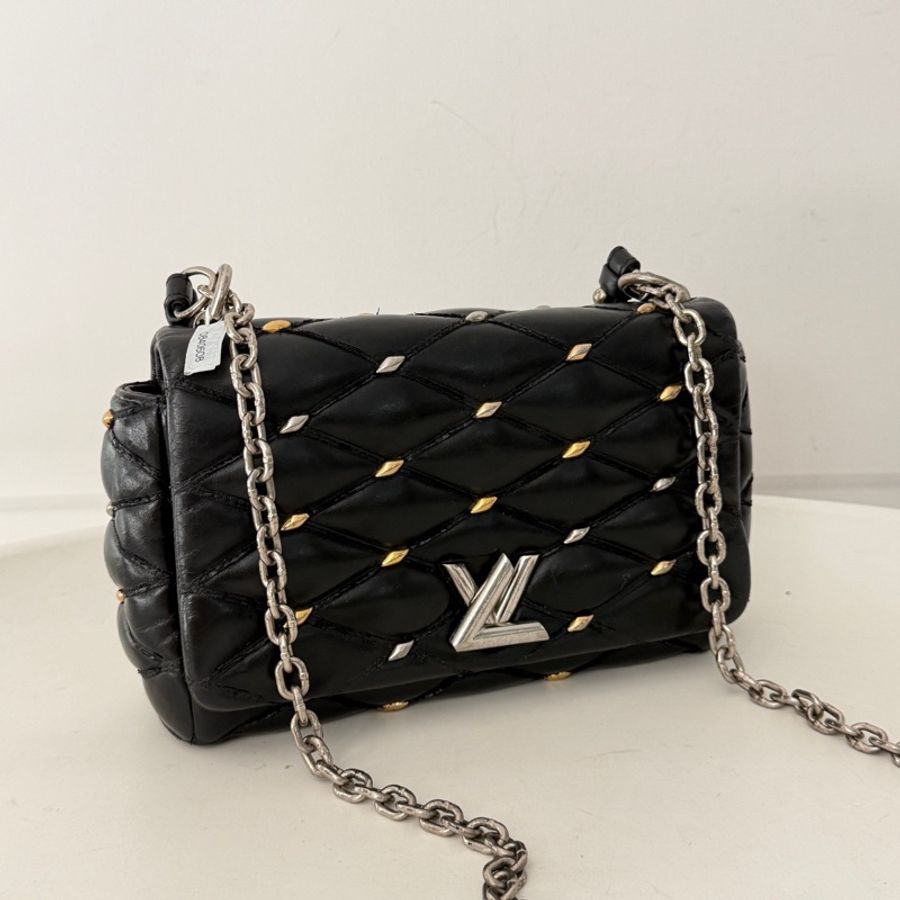 Louis Vuitton • 經典Twist 黑銀羊皮卯釘鏈條包-3