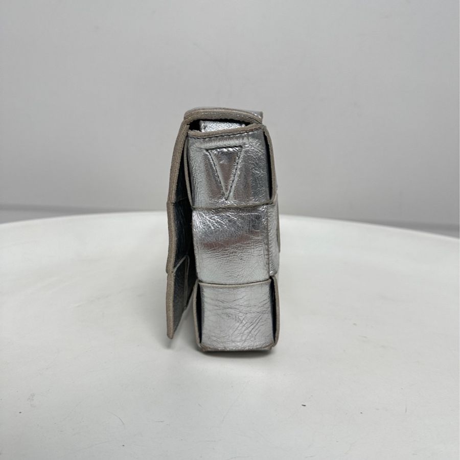 Bottega Veneta • 經典Cassette 銀色爆裂紋15格斜背包-3