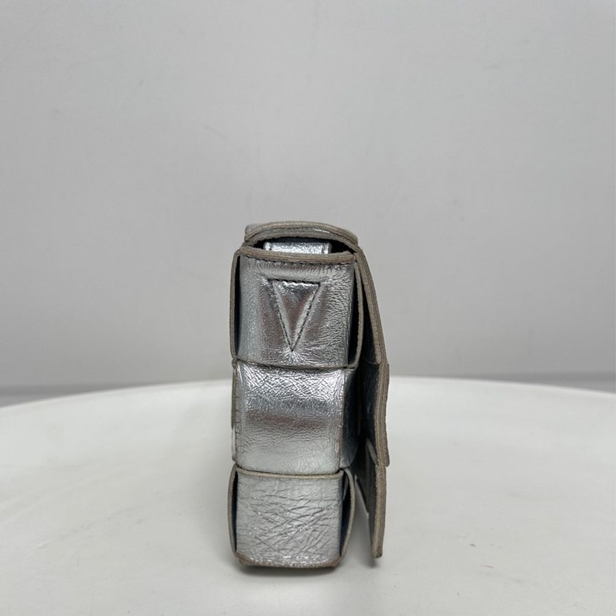 Bottega Veneta • 經典Cassette 銀色爆裂紋15格斜背包-4