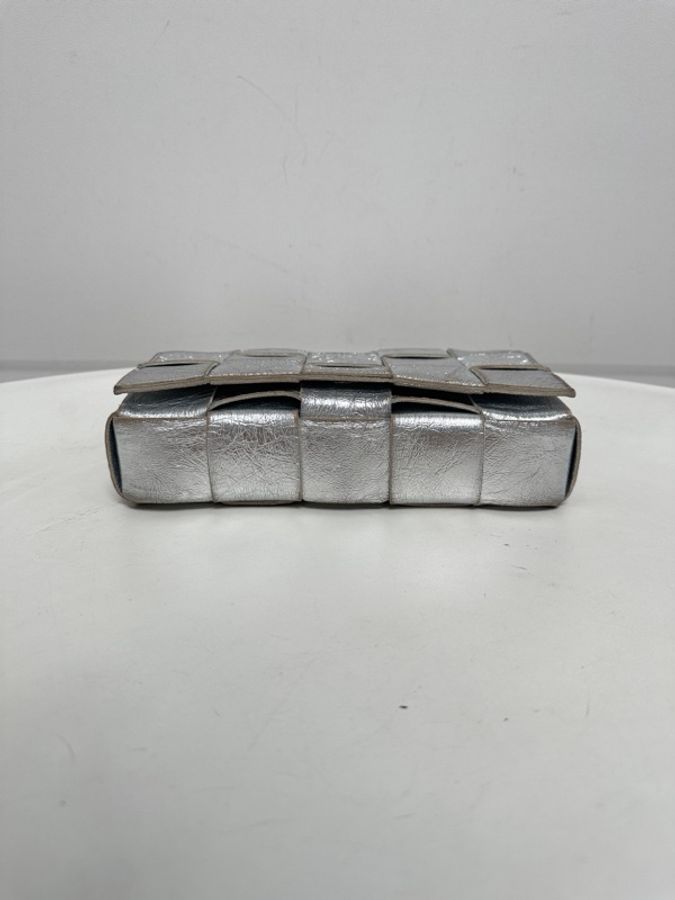 Bottega Veneta • 經典Cassette 銀色爆裂紋15格斜背包-5