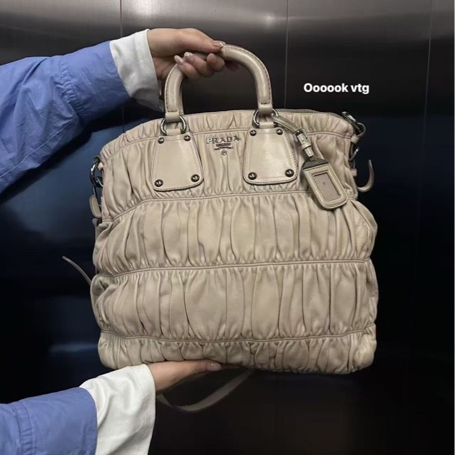 Prada • 經典奶茶色褶皺全皮托特包 🈶原廠背帶-1