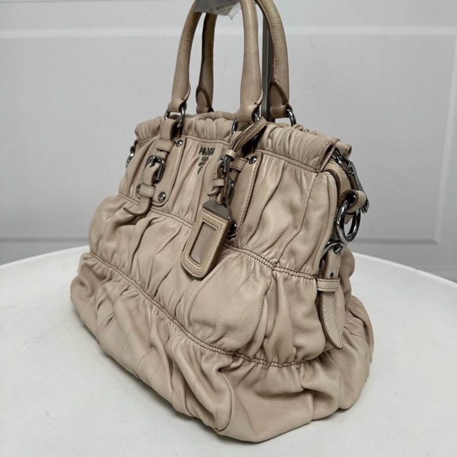 Prada • 經典奶茶色褶皺全皮托特包 🈶原廠背帶-4