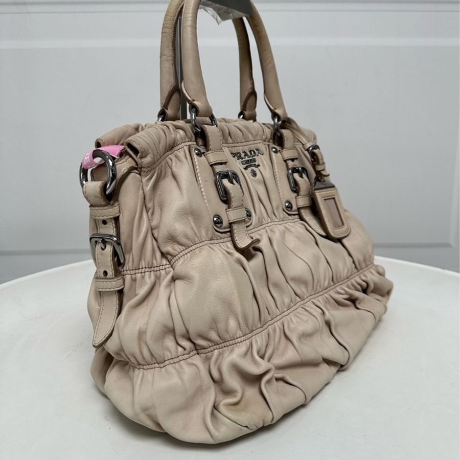 Prada • 經典奶茶色褶皺全皮托特包 🈶原廠背帶-5