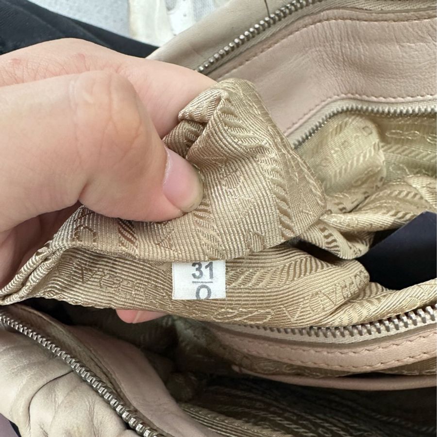 Prada • 經典奶茶色褶皺全皮托特包 🈶原廠背帶-8