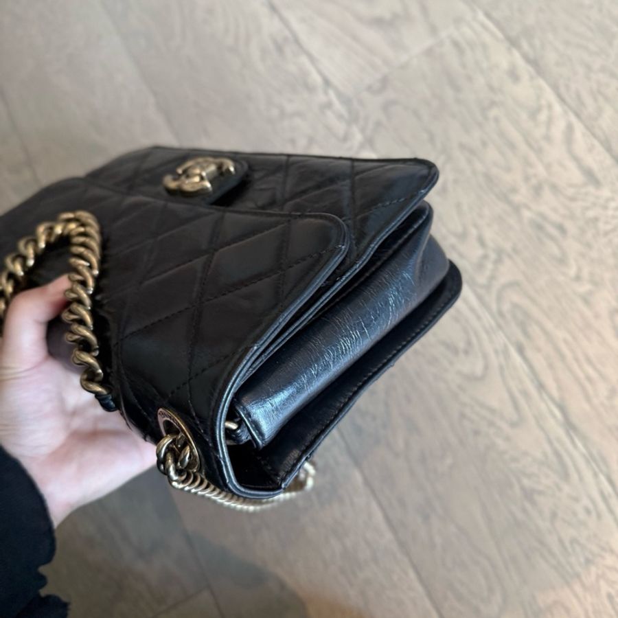 Chanel • 經典黑金油臘牛皮孟買 小號-6