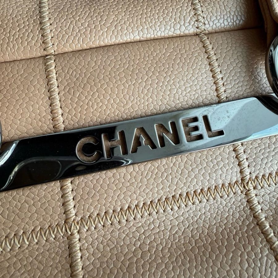 Chanel • 經典奶茶色荔枝牛皮保齡球包-9