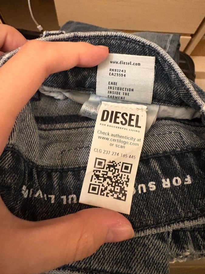 DIESEL 深藍刷色寬版牛仔褲 W23-2