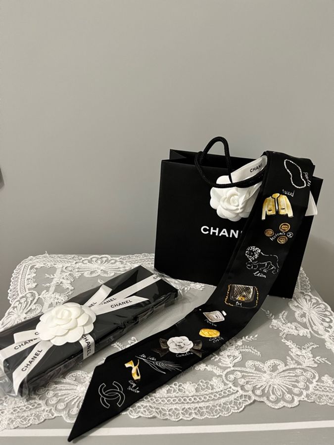 CHANEL 香奈兒《全新》品牌元素手繪 Twilly 絲巾｜山茶花・No.5・2.55 包款｜全配附購證-0