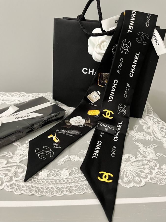 CHANEL 香奈兒《全新》品牌元素手繪 Twilly 絲巾｜山茶花・No.5・2.55 包款｜全配附購證-25