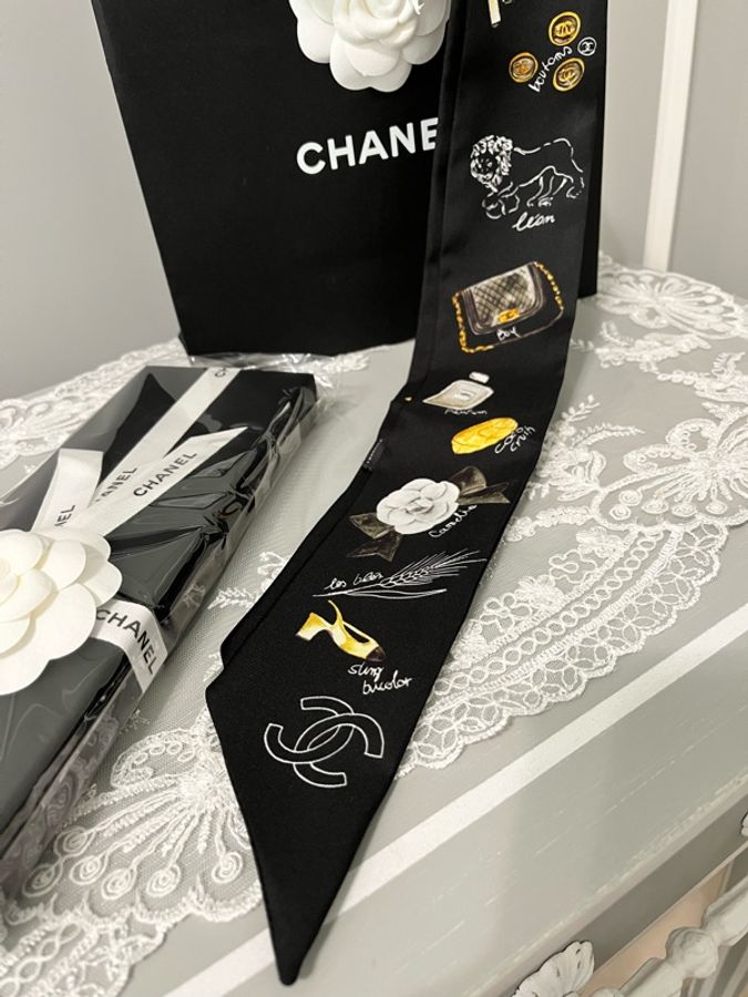 CHANEL 香奈兒《全新》品牌元素手繪 Twilly 絲巾｜山茶花・No.5・2.55 包款｜全配附購證-28