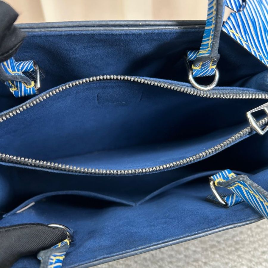 LV Twist tote牛仔藍徽章限量tote包 牛仔藍 銀色五金 30.5×12.5×22cm 98新配件塵袋 肩帶-6