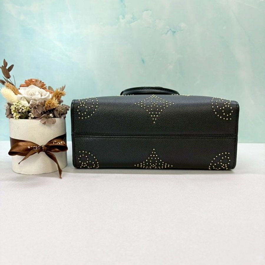LV OnTheGo PM黑色鉚釘手提包-7