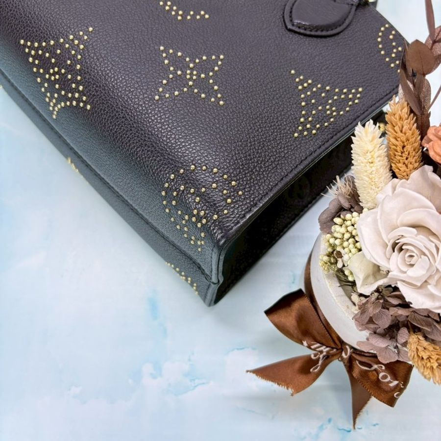 LV OnTheGo PM黑色鉚釘手提包-8