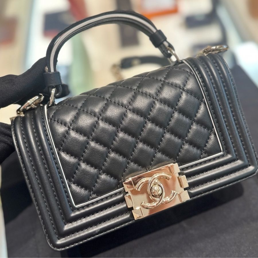 Chanel 19s黑色光面牛皮金扣手柄款Leboy小號 黑白熊貓手柄可提可背-3